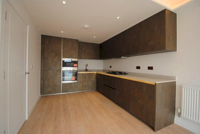 2 Bedroom Flat To Rent In City Apartments, Leigh-On-Sea, Essex SS9