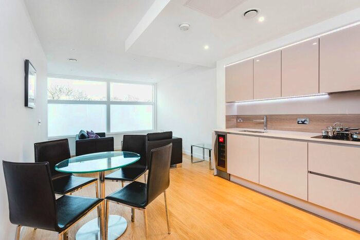 1 Bedroom Flat For Sale In Holland Park Avenue, London, W11