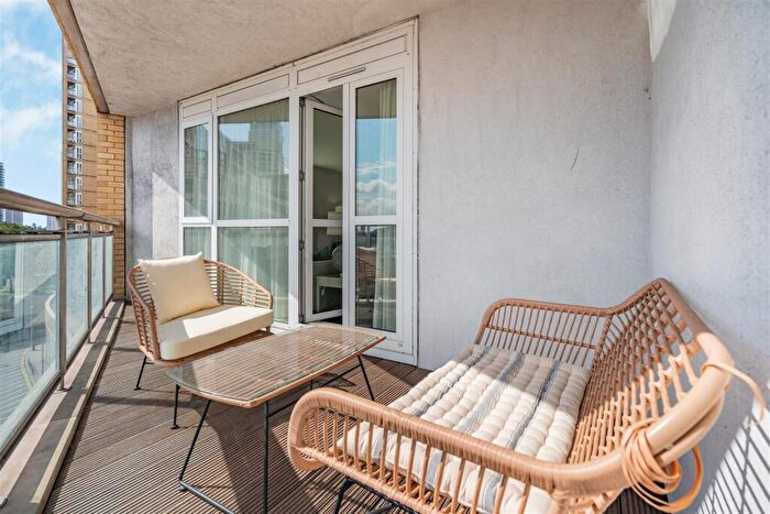 2 Bedroom Flat To Rent In Westferry Circus, Docklands, E14