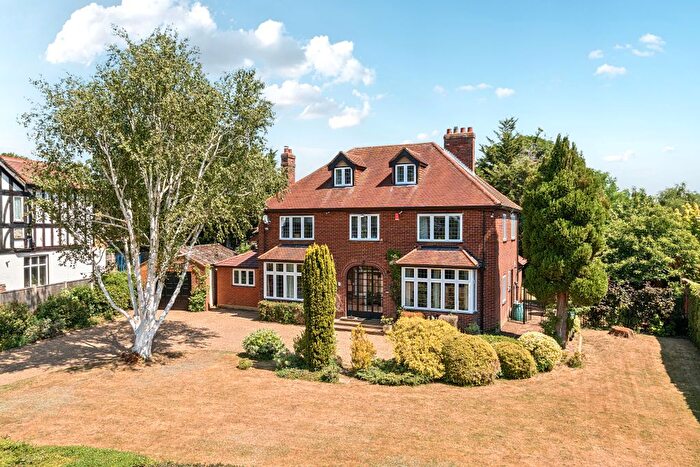 6 Bedroom Detached House For Sale In Thames Side, Staines-Upon-Thames, TW18