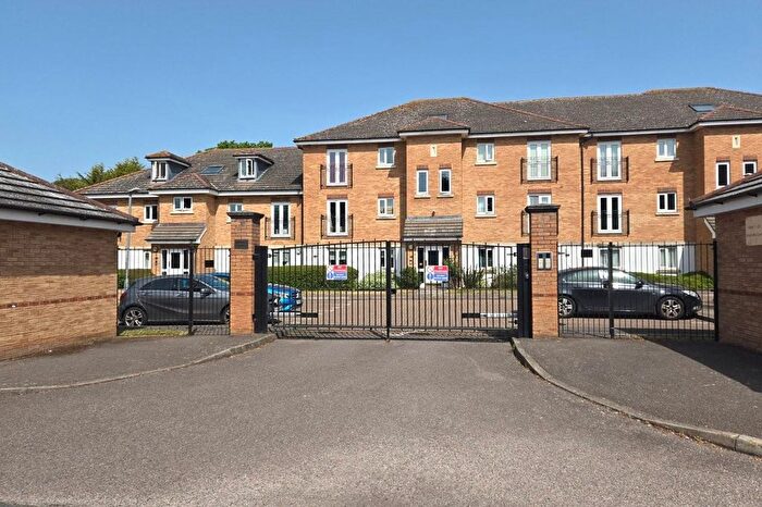 2 Bedroom Flat For Sale In Stafford Close, Oakwood, N14