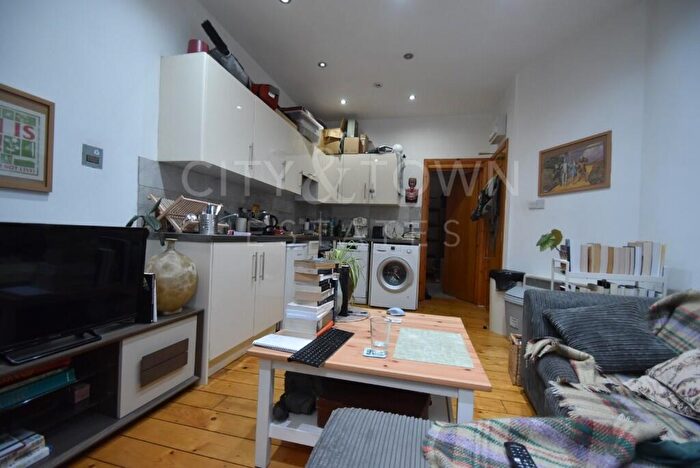 1 Bedroom Apartment To Rent In Sanford Lane, London, N16