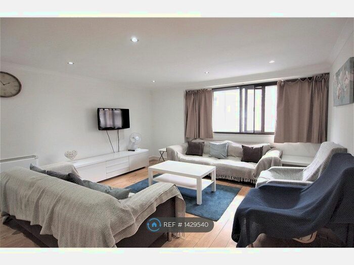 2 Bedroom Flat To Rent In Sullivan Court, London, SW5