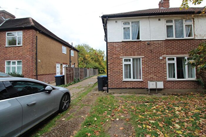 2 Bedroom Flat To Rent In Chalkwell Park Avenue, Enfield Town, EN1