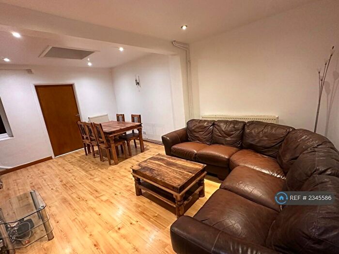 4 Bedroom Semi-Detached House To Rent In Bramble Crescent, Reading, RG30