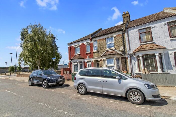 3 Bedroom Property To Rent In Fernhill Street, London, E16