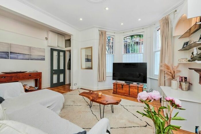 2 Bedroom Flat To Rent In Crookham Road, London, SW6