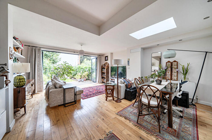 2 Bedroom Flat To Rent In Priory Road, Crouch End, London, N8