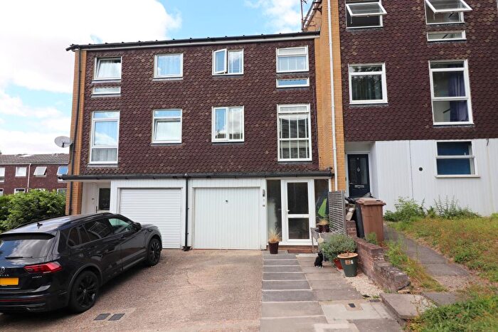 4 Bedroom Town House For Sale In Trowbridge Gardens, Luton, Bedfordshire, LU2