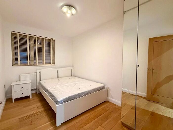 3 Bedroom Flat To Rent In Hawkesworth House, London, SW4