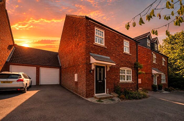 3 Bedroom Semi-Detached House For Sale In Damson Drive, Mortimer, Reading, Berkshire, RG7