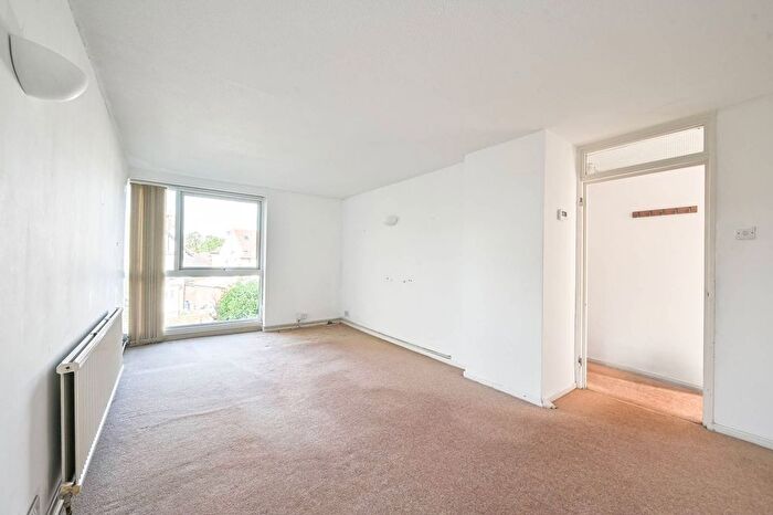 2 Bedroom Flat For Sale In Duncan Court, North Finchley, London, N12