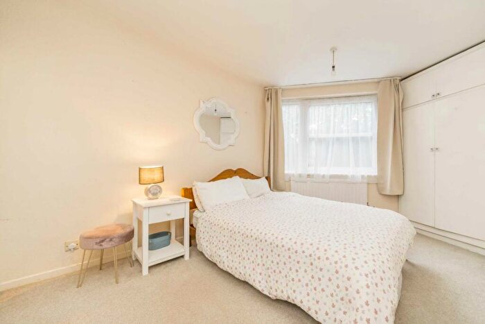 2 Bedroom Flat For Sale In Heathside, Weybridge, KT13