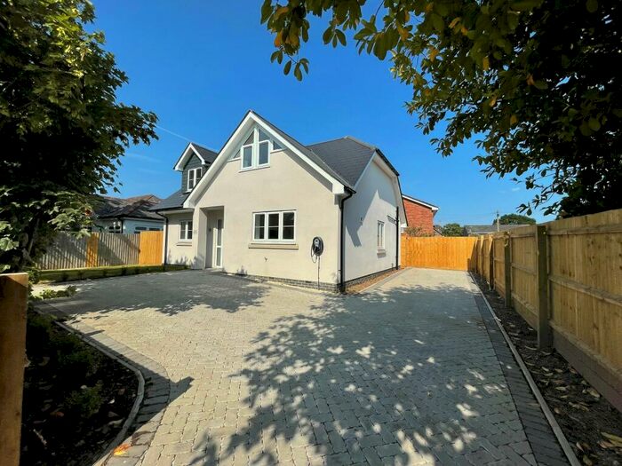 3 Bedroom Chalet For Sale In Eastfield Lane, Ringwood, Hampshire., BH24