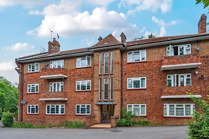 2 Bedroom Flat For Sale In Great North Road, New Barnet, EN5