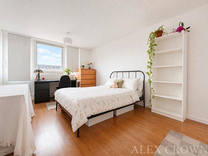 3 Bedroom Flat To Rent In Cable Street, Shadwell, E1W