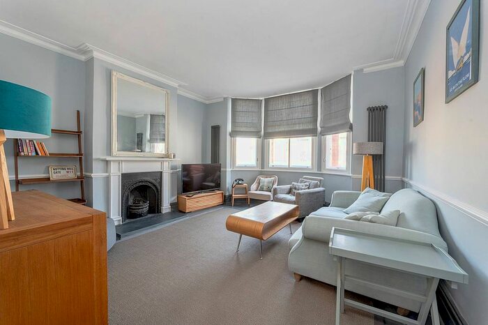 3 Bedroom Flat To Rent In Askew Road, Ravenscourt Park, London, W12