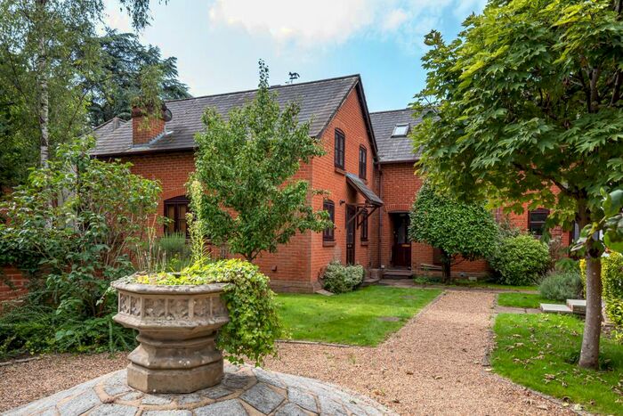 4 Bedroom Terraced House To Rent In Woking, Surrey, GU24