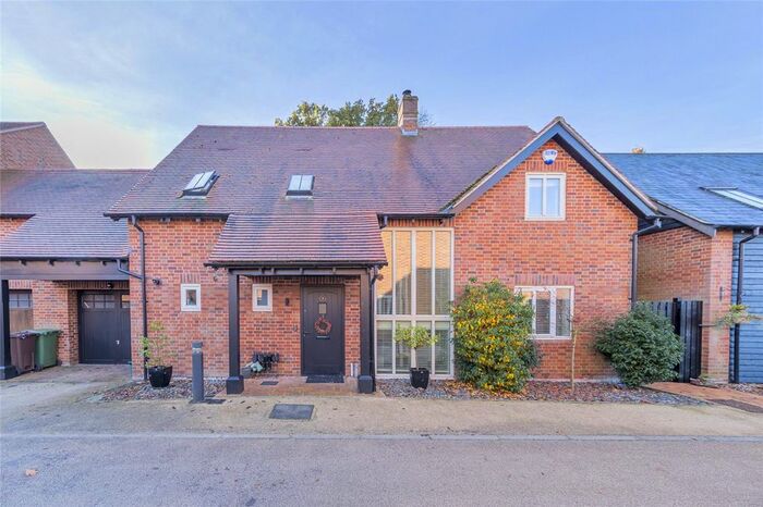 4 Bedroom Semi-Detached House To Rent In Geescroft Walk, Harpenden, Hertfordshire, AL5