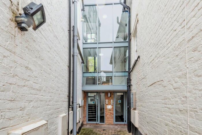 1 Bedroom Flat For Sale In High Street, Leatherhead, Surrey, KT22