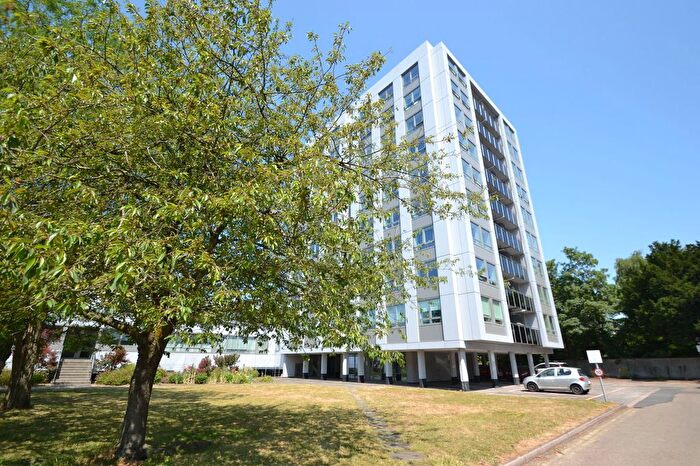 2 Bedroom Flat To Rent In Wellington Close, Walton-On-Thames, KT12