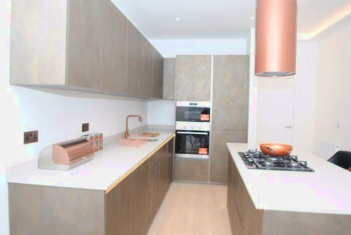 3 Bedroom Flat To Rent In City Apartments, Leigh-On-Sea, Essex, SS9