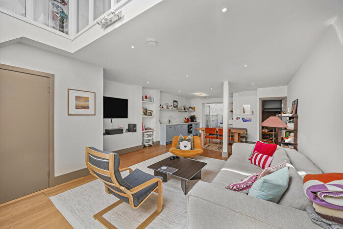 3 Bedroom Maisonette For Sale In Gillespie Road, London, N5