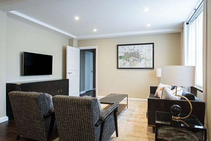 3 Bedroom Flat To Rent In Hill Street, W1J