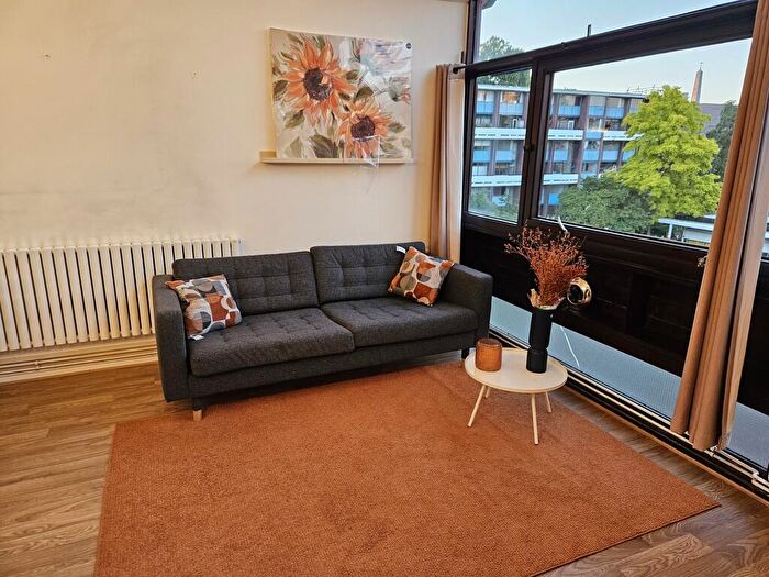 1 Bedroom Cottage To Rent In Golden Lane Estate, Barbican, London, EC1Y