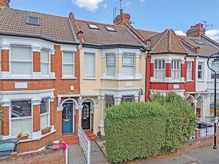 3 Bedroom Flat For Sale In Rathcoole Avenue, N8