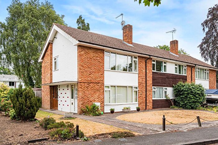 3 Bedroom Flat For Sale In Ladythorpe Close, Addlestone, Surrey, KT15