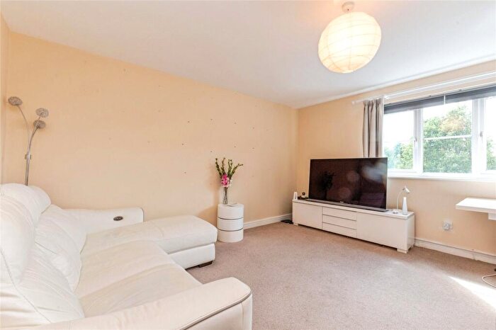 2 Bedroom Flat For Sale In Sherriff Close, Esher, Surrey, KT10