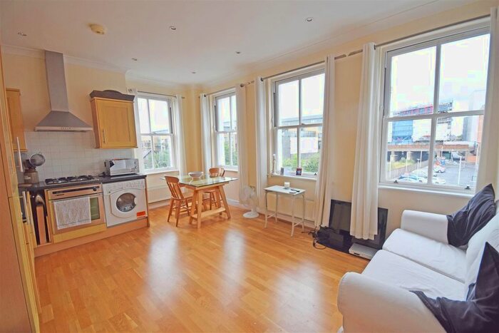 2 Bedroom Flat To Rent In Queens Road, Twickenham, TW1