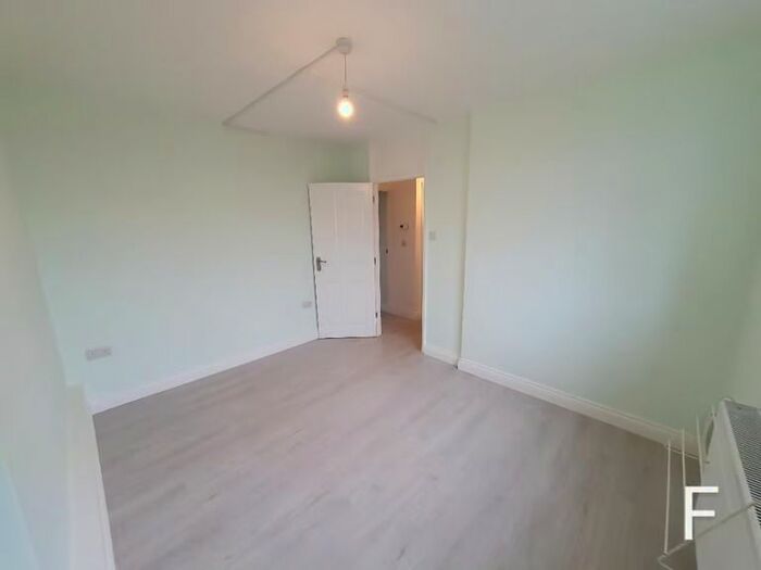 Studio To Rent In London Road, Mitcham, CR4