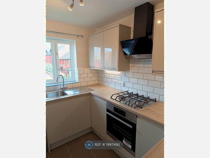 2 Bedroom Flat To Rent In Chandlers Walk, Exeter, EX2