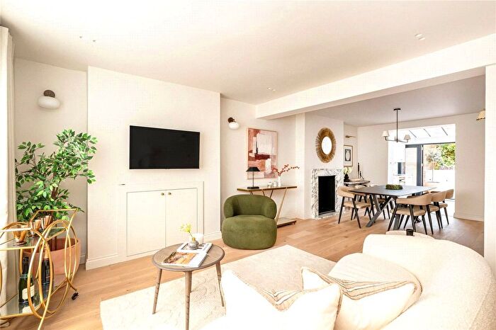 2 Bedroom Flat To Rent In Westbourne Park Road, Notting Hill, London, W11