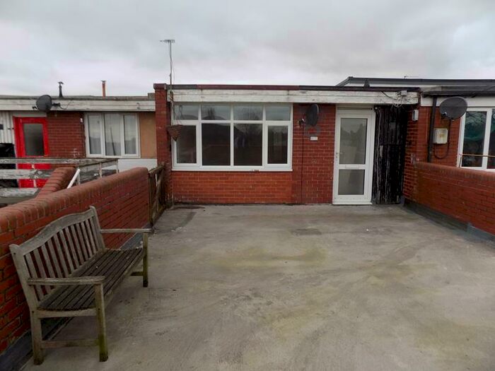 3 Bedroom Flat To Rent In Flat The Arcade, Long Lane, Carlton In Lindrick, S81