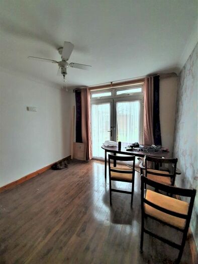 3 Bedroom Semi-Detached House To Rent In Beechwood Road, Leagrave, Luton LU4