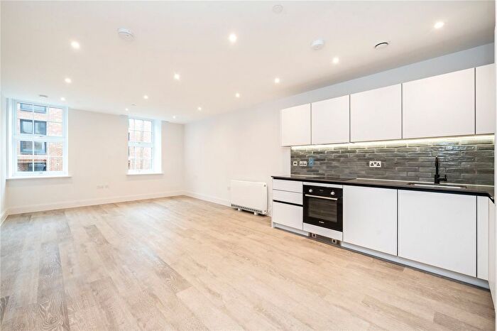 2 Bedroom Flat To Rent In Memorial Avenue, Slough, Berkshire, SL1