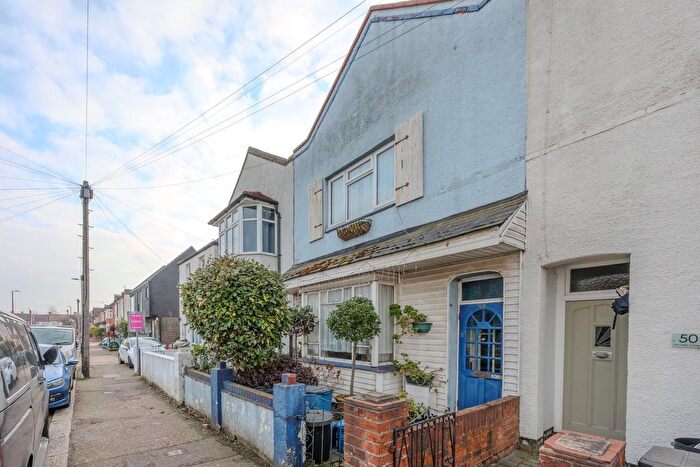 3 Bedroom Terraced House For Sale In Glendale Gardens, Leigh-On-Sea, SS9
