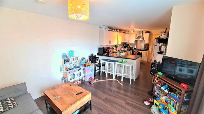 2 Bedroom Flat To Rent In Witcomb Lodge, Lankaster Gardens, East Finchley, N2