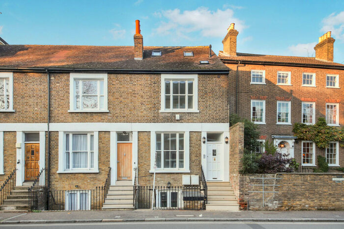 2 Bedroom Flat To Rent In Mortlake High Street, Mortlake, SW14