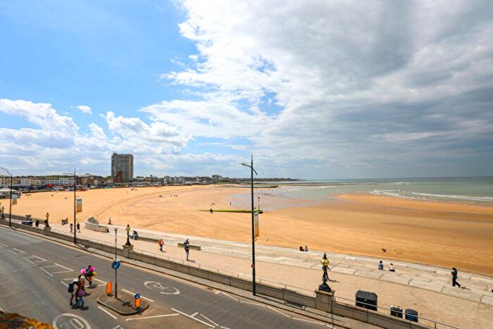 2 Bedroom Flat For Sale In Marine Drive, Margate, Kent, CT9