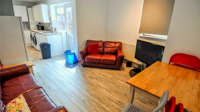 5 Bedroom Flat To Rent In Albion Road, Fallowfield, Manchester, M14
