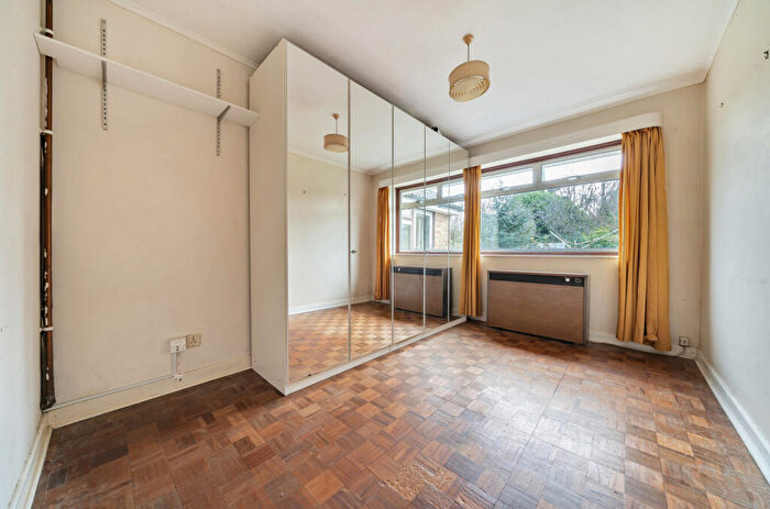 2 Bedroom Bungalow For Sale In Foyle Park, Basingstoke, Hampshire, RG21
