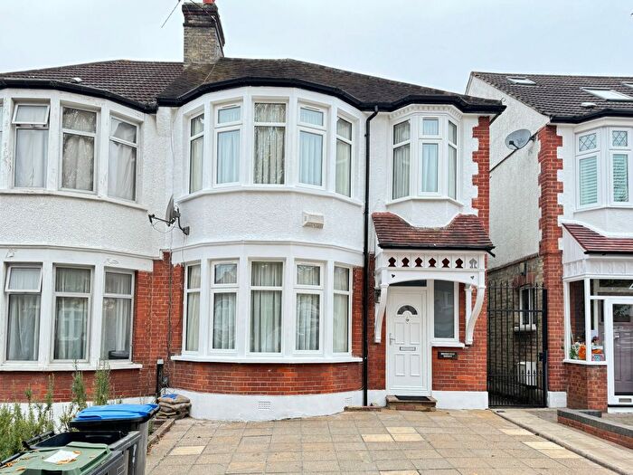 3 Bedroom Semi-Detached House To Rent In Woodland Way, London, N21