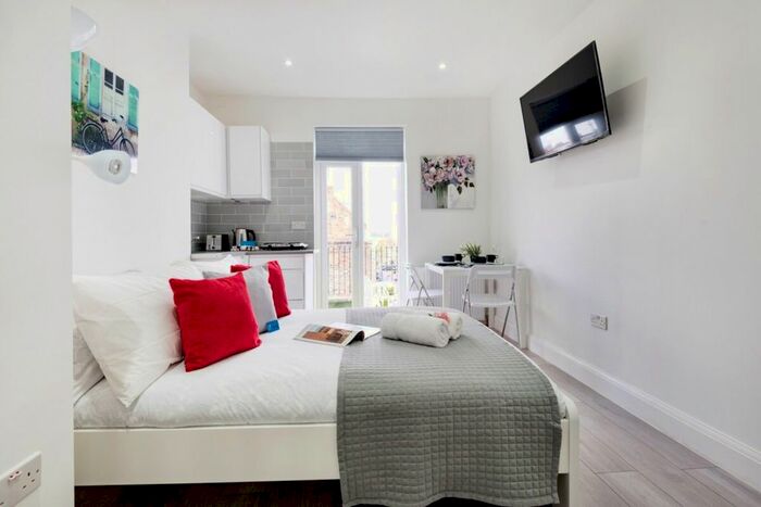 Studio To Rent In North End Road, London, SW6