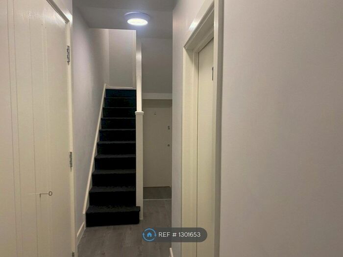 Studio To Rent In Musjid Road, London SW11