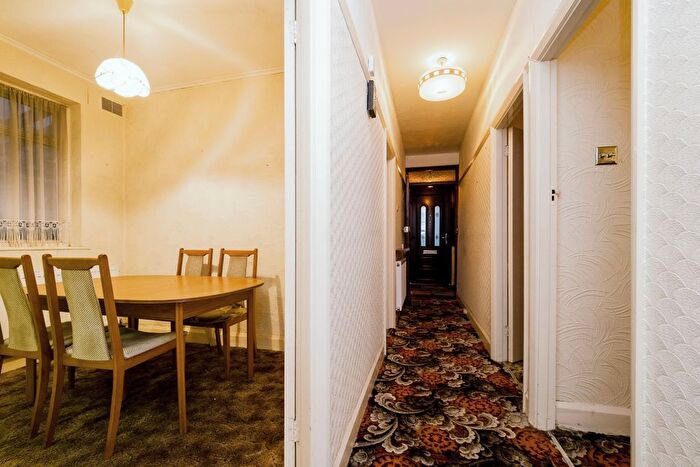 2 Bedroom Bungalow For Sale In Fairfield Close, Hornchurch, RM12