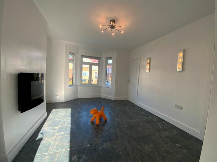 2 Bedroom Flat To Rent In Totteridge Road, High Wycombe, HP13